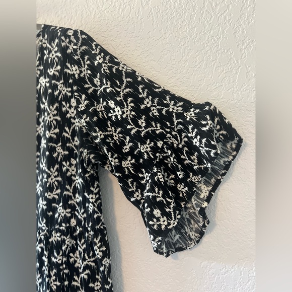 4/$20 Universal Thread belle sleeve dress - Picture 3 of 4